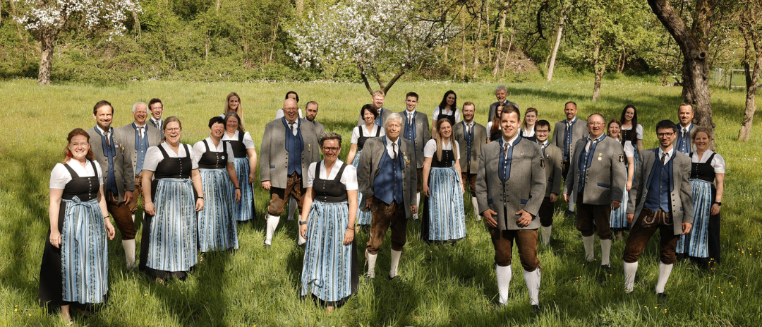 Bild enthält, People, Person, Grass, Skirt, Dress, Outdoors, Grassland, Nature, Formal Wear, Vegetation