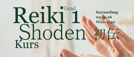 Ein Mann liegt mit geschlossenen Augen und erhält eine Reiki-Behandlung von einem Therapeuten. Das Poster bewirbt einen Reiki-Shoden-Kurs.