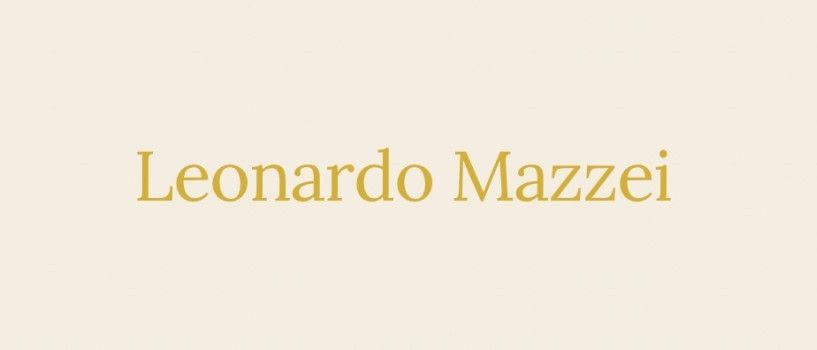 Das Bild zeigt den Namen 'Leonardo Mazzei' in Gold auf einem beigen Hintergrund. Der Text ist zentriert und in einer klassischen Serifenschrift stilisiert.
