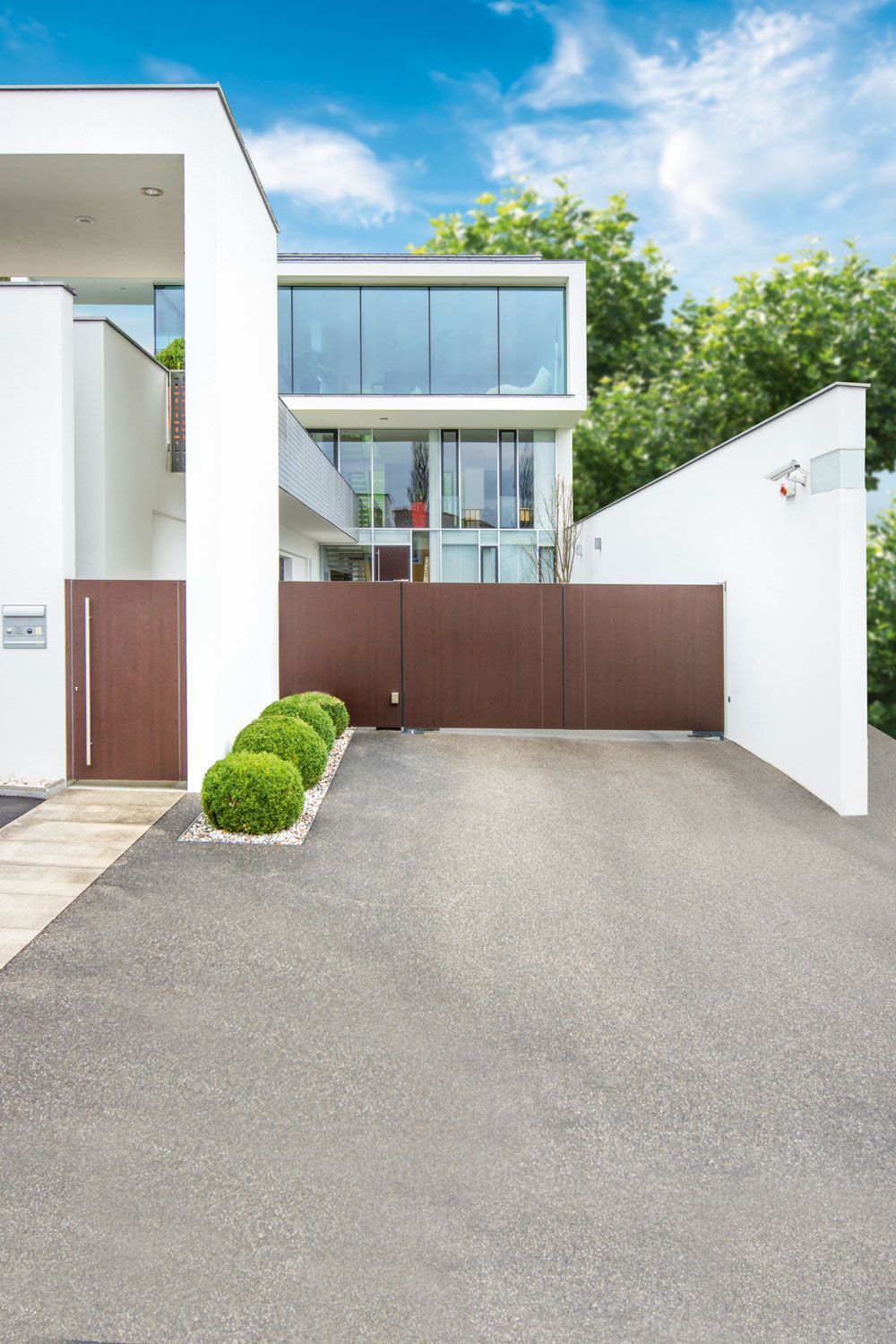 Bild enthält, Floor, Indoors, Interior Design, Building, Housing, Outdoors, Garage, Plant, House, City