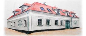 Eine Aquarellmalerei eines weißen Gebäudes mit rotem Dach und grünen Fensterrahmen. Das Gebäude hat mehrere Fenster und einen Schornstein oben.