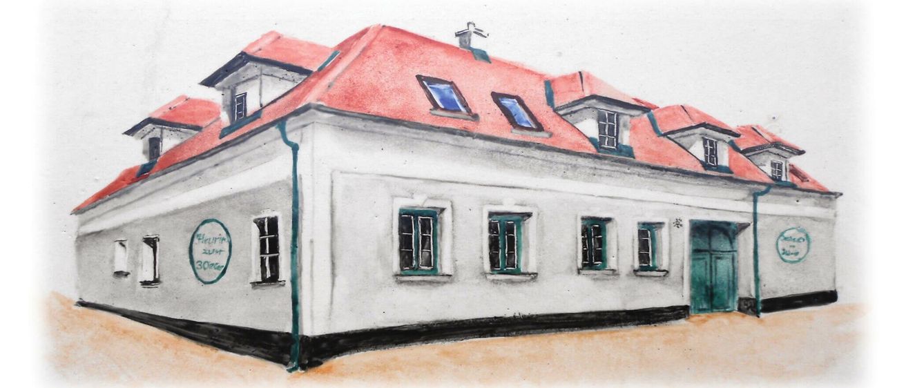 Eine Aquarellmalerei eines weißen Gebäudes mit rotem Dach und grünen Fensterrahmen. Das Gebäude hat mehrere Fenster und einen Schornstein oben.
