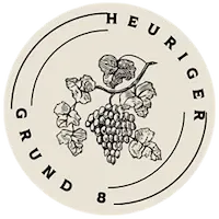 Ein kreisförmiges Logo mit dem Text 'HEURIGER' oben und 'GRUND 8' unten, das eine detaillierte Illustration einer Weinrebe mit Trauben zeigt.