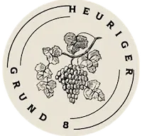 Ein kreisförmiges Logo mit dem Text 'HEURIGER' oben und 'GRUND 8' unten, das eine detaillierte Illustration einer Weinrebe mit Trauben zeigt.