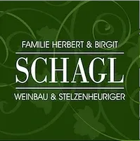 Ein grünes Banner mit weißem Text, das 'Familie Herbert & Birgit Schagl Weinbau & Stelzenheuriger' besagt. Das Banner hat einen dekorativen grünen Rand.