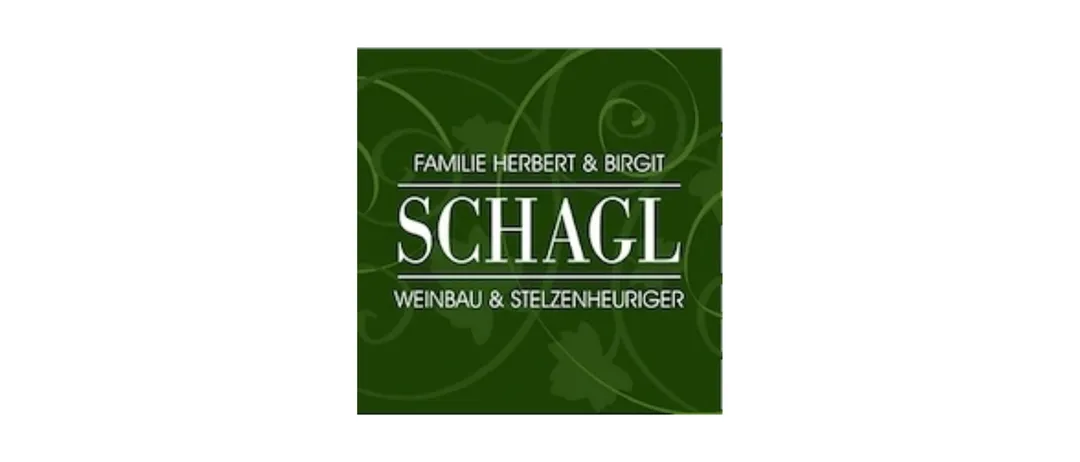 Ein grünes Schild mit weißem Text lautet 'Familie Herbert & Birgit Schagl Weinbau & Stielzenheuriger'. Das Design enthält grüne Blätter und Wirbel.