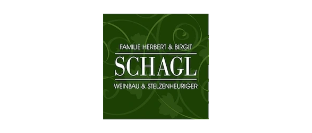 Ein grünes Schild mit weißem Text lautet 'Familie Herbert & Birgit Schagl Weinbau & Stielzenheuriger'. Das Design enthält grüne Blätter und Wirbel.