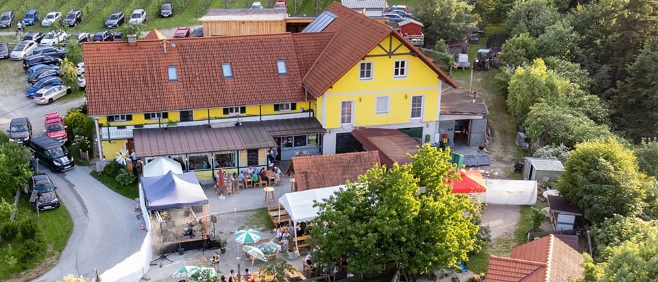 Bild enthält, Outdoors, Person, Architecture, Building, Housing, Aerial View, Car, Vehicle, House, Driveway