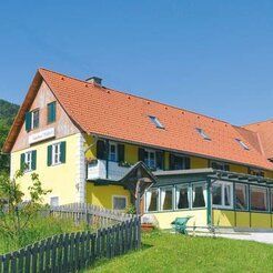 Bild enthält, Neighborhood, Building, Cottage, House, Housing, Villa, Hotel, Outdoors, Nature, Bus