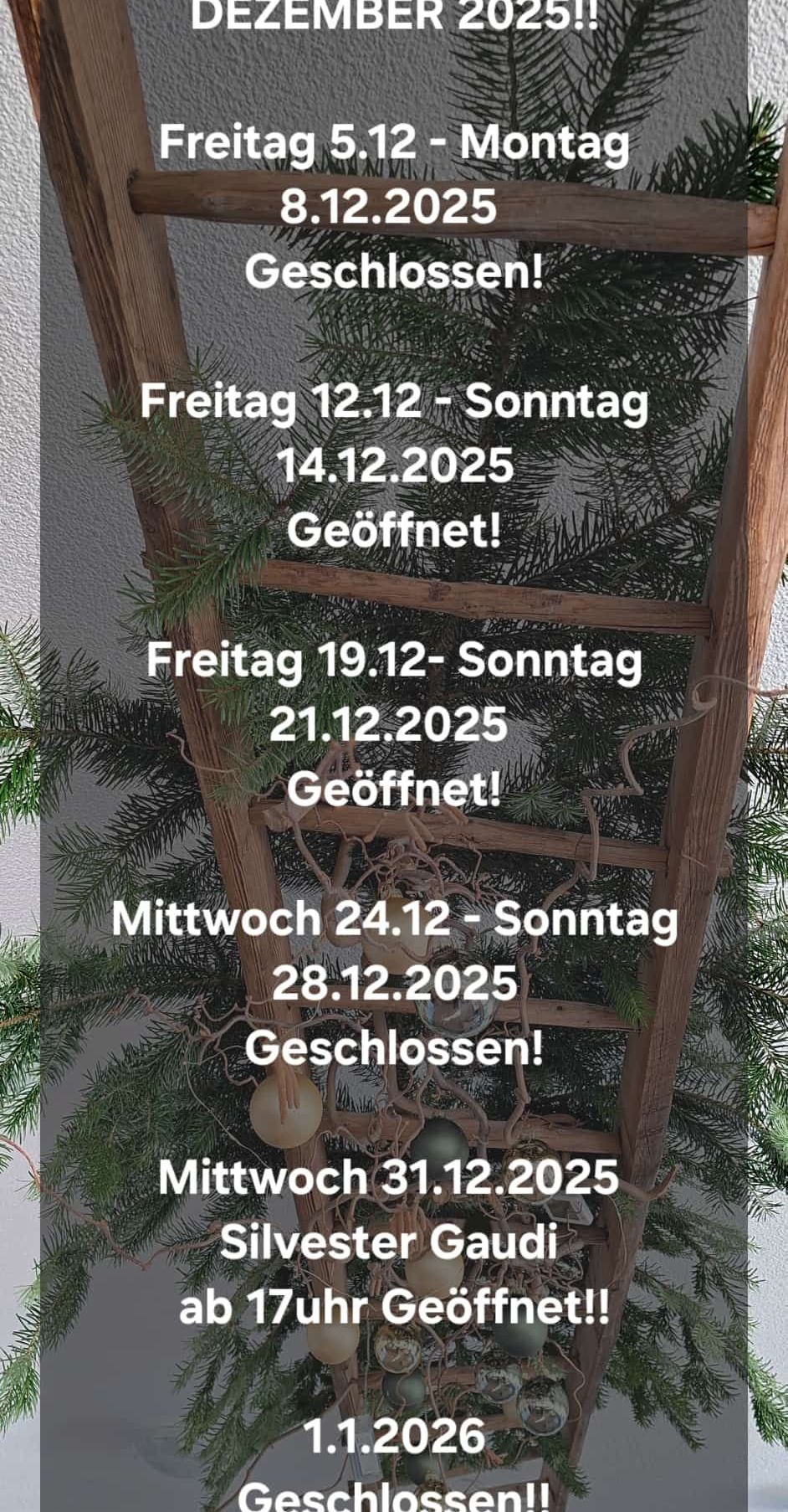 Eine mit Tannenzweigen bedeckte Holzleiter. Datum und Öffnungsstatus werden angezeigt. Vom Freitag, 12. Dezember bis Sonntag, 14. Dezember 2025 ist sie geöffnet. Vom Freitag, 19. Dezember bis Sonntag, 21. Dezember 2025 ist sie ebenfalls geöffnet. Vom Mittwoch, 24. Dezember bis Sonntag, 28. Dezember 2025 ist sie geschlossen.