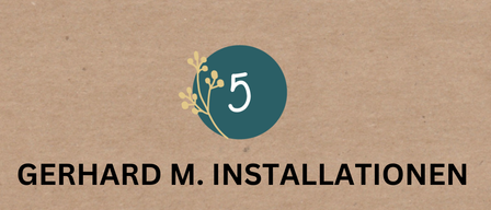 Ein Poster mit braunem Hintergrund zeigt den Text 'Gerhard M. Installationen'. Darunter befindet sich ein kreisförmiges Icon mit der Nummer 5 und dekorativen Elementen. Der Text lautet 'Ab 15:00 Uhr: Ausstellungen und Neuheiten rund um Bad und Heizung.'