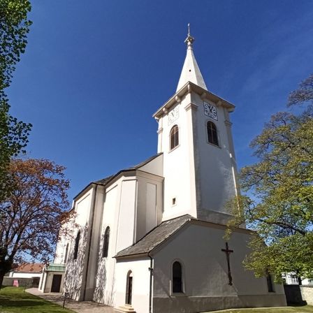 Bild enthält, Building, Spire, Monastery, Grass, Bell Tower, Arch, Gothic Arch, Tree, Lawn, Clock Tower