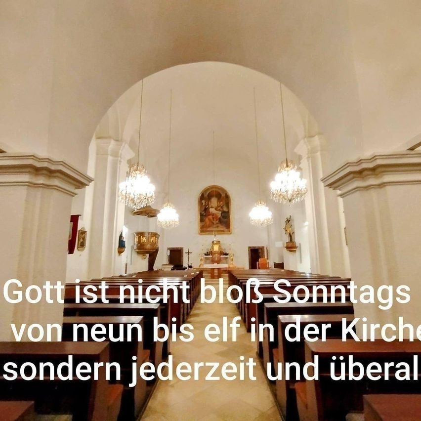 Innenansicht einer Kirche mit Kirchenbänken, einem hohen Altar und Kronleuchtern. Ein deutscher Zitat überlagert das Bild.