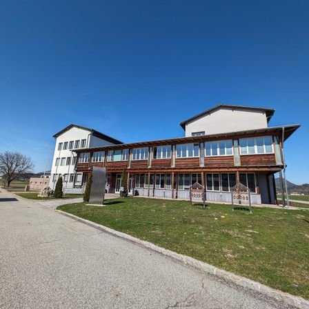 Bild enthält, Building, Housing, Suburb, City, House, Person