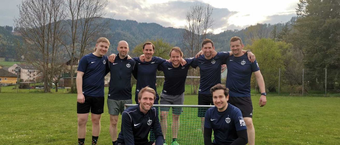 Bild enthält, People, Person, Grass, Soccer Ball, Team, Adult, Male, Man, Shoe, Teen