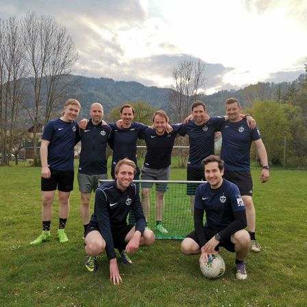 Bild enthält, People, Person, Grass, Soccer Ball, Team, Adult, Male, Man, Shoe, Teen