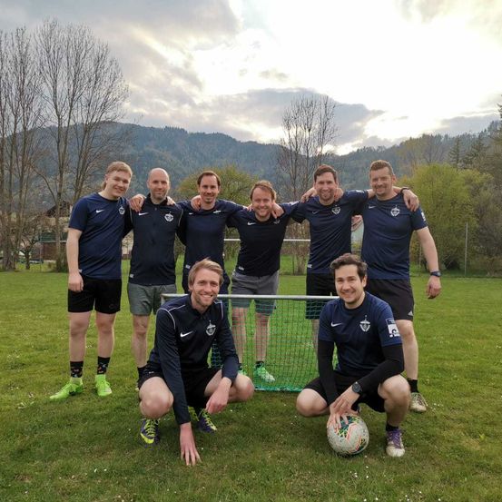 Bild enthält, People, Person, Grass, Soccer Ball, Team, Adult, Male, Man, Shoe, Teen