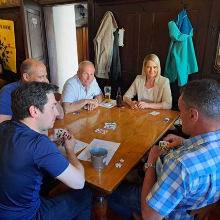 Bild enthält, People, Person, Dining Room, Dining Table, Adult, Male, Man, Female, Woman, Conversation