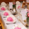 Bild enthält, Dining Table, Furniture, Table, Tabletop, Flower, Flower Arrangement, Dining Room, Indoors, Candle, Rose