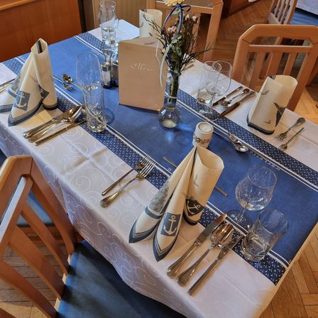 Bild enthält, Furniture, Table, Tabletop, Dining Table, Cup, Cutlery, Fork, Knife, Weapon, Spoon