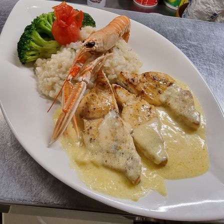 Bild enthält, Food, Food Presentation, Plate, Animal, Invertebrate, Lobster, Sea Life, Seafood, Meat, Mutton