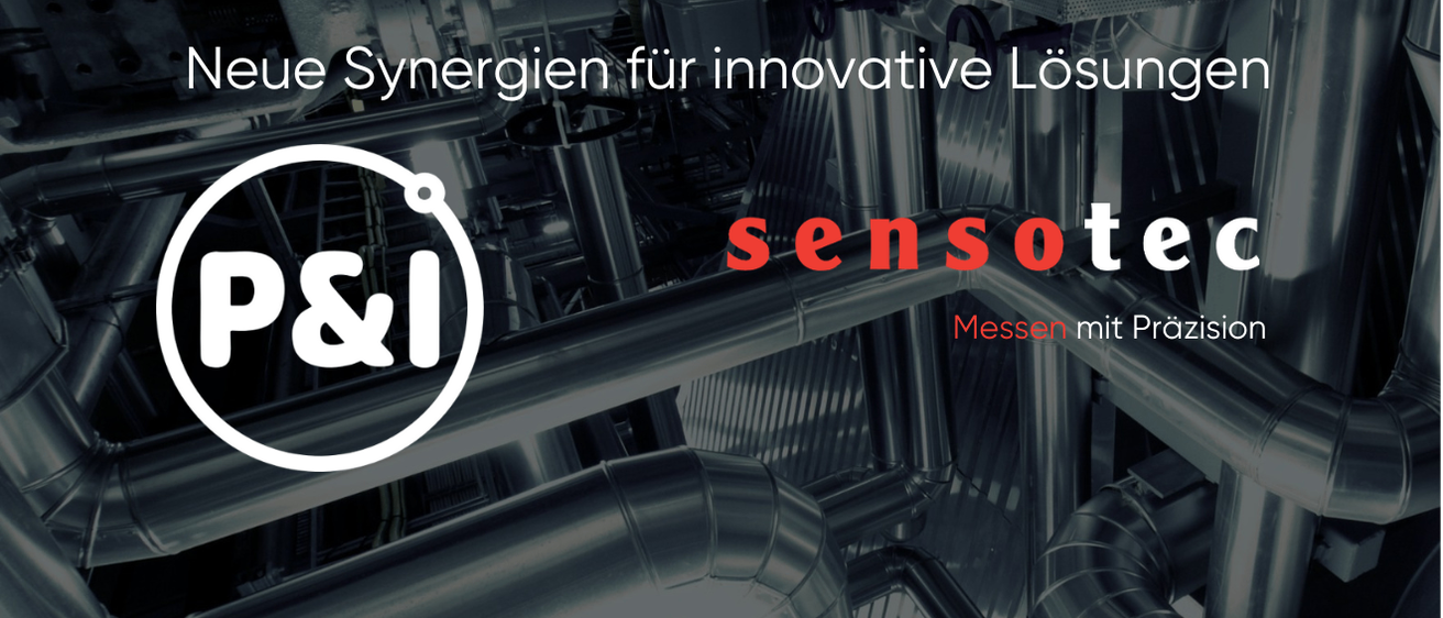 Logo von Sensotech P&I mit dem Slogan 'Neue Synergien für innovative Lösungen' vor dem Hintergrund von Fabrikrohren.