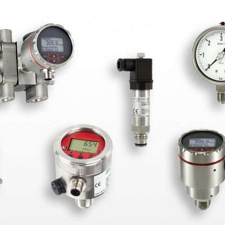 Eine Sammlung verschiedener Arten von Druckmessgeräten, einschließlich digitaler und analoger, auf einem weißen Hintergrund dargestellt.