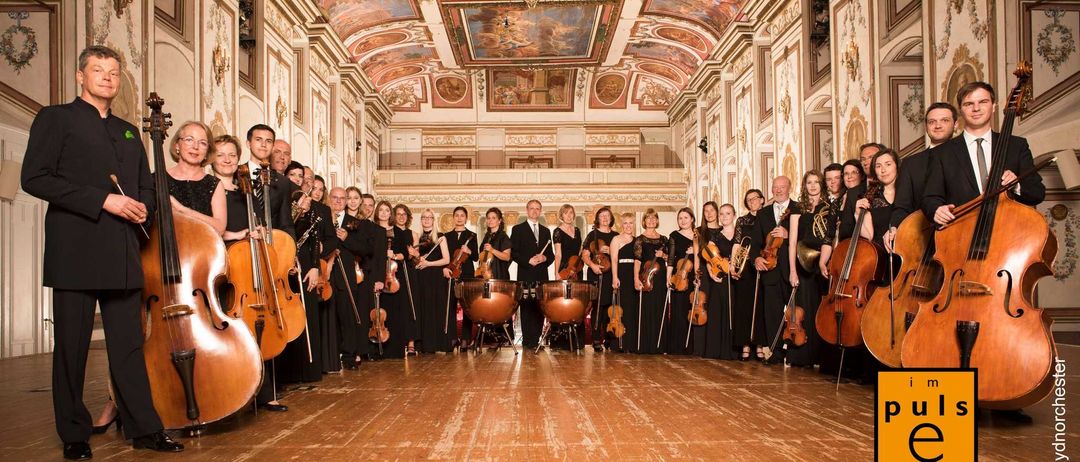 Bild enthält, Group Performance, Music Band, Musical Instrument, Musician, Person, Indoors, Adult, Male, Man, Orchestra