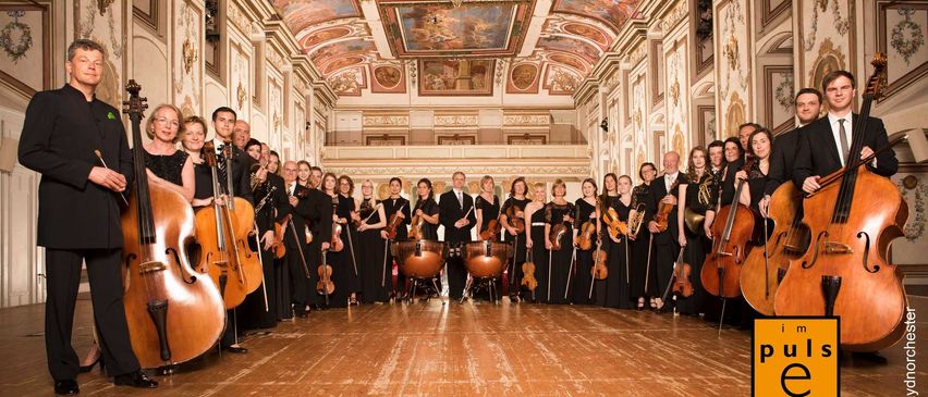 Bild enthält, Group Performance, Music Band, Musical Instrument, Musician, Person, Indoors, Adult, Male, Man, Orchestra