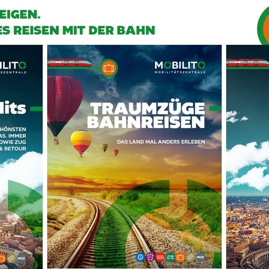 Drei Poster, die das Reisen mit der Bahn fördern. Eine zeigt einen Heißluftballon über einer Eisenbahnstrecke. Das zweite Poster lautet 'Traumzüge Bahnreisen' und 'Das Land Mal Anders Erleben'. Das dritte Poster zeigt eine Stadtlandschaft.