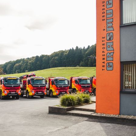 Bild enthält, Transportation, Truck, Vehicle, Fire Truck, Architecture, Building, Fire Station, Machine, Wheel
