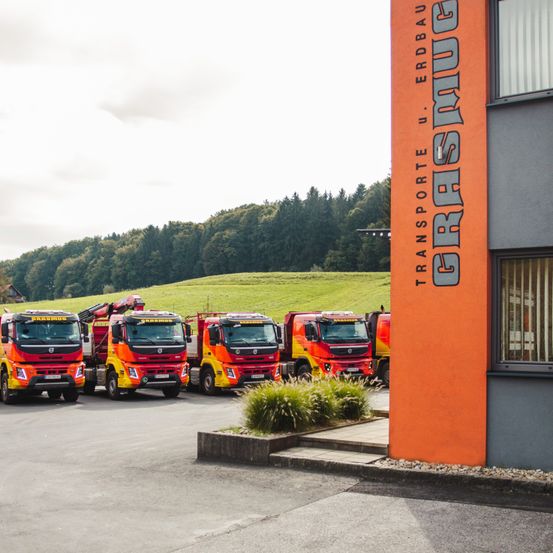 Bild enthält, Transportation, Truck, Vehicle, Fire Truck, Architecture, Building, Fire Station, Machine, Wheel