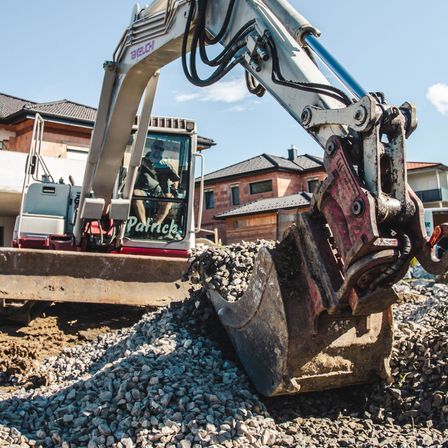 Bild enthält, Adult, Male, Man, Person, Machine, Gravel, Road, Bulldozer, Rubble