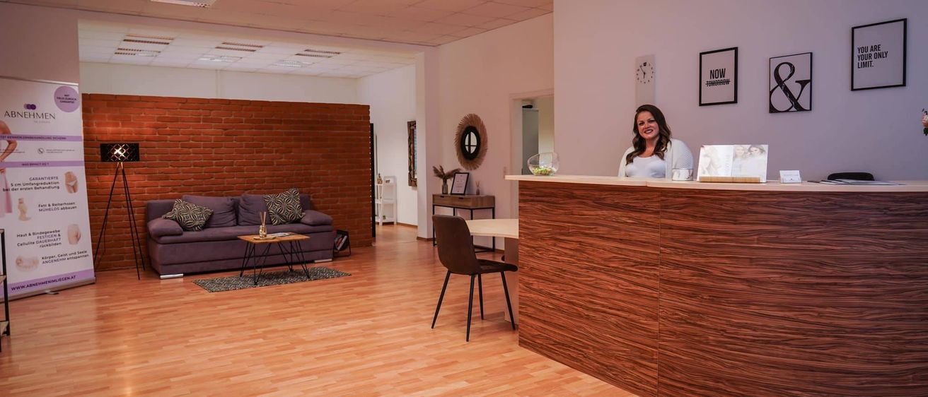 Bild enthält, Furniture, Table, Floor, Reception, Flooring, Indoors, Wood, Person, Interior Design, Foyer