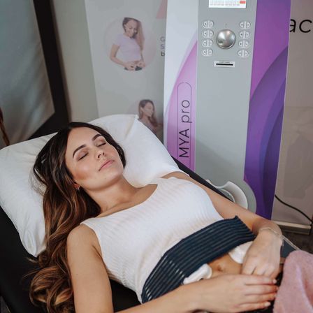 Bild enthält, Adult, Female, Person, Woman, Face, Head, QR Code