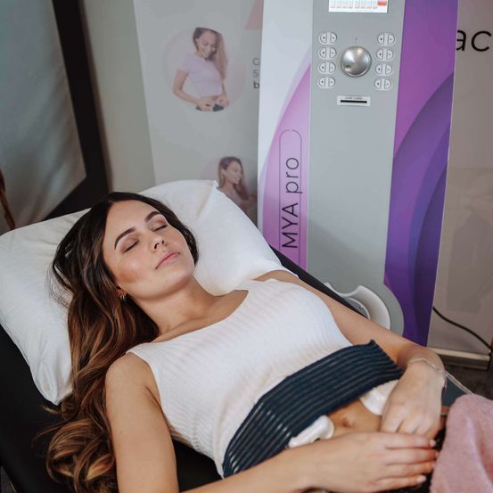 Bild enthält, Adult, Female, Person, Woman, Face, Head, QR Code