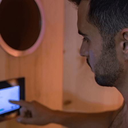 Bild enthält, Screen, Computer Hardware, Hardware, Monitor, Adult, Male, Man, Person, Face, Computer