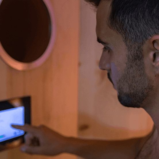 Bild enthält, Screen, Computer Hardware, Hardware, Monitor, Adult, Male, Man, Person, Face, Computer