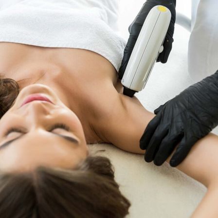 Bild enthält, Clothing, Glove, Adult, Female, Person, Woman, Face, Blow Dryer, Spa, Ultrasound