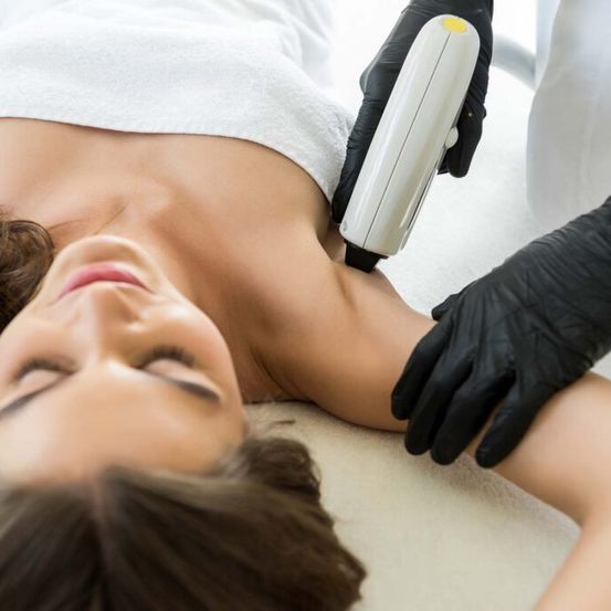 Bild enthält, Clothing, Glove, Adult, Female, Person, Woman, Face, Blow Dryer, Spa, Ultrasound