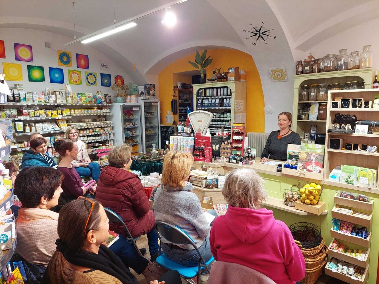 Bild enthält, Indoors, Shop, Adult, Female, Person, Woman, Market, Grocery Store, Supermarket, Child