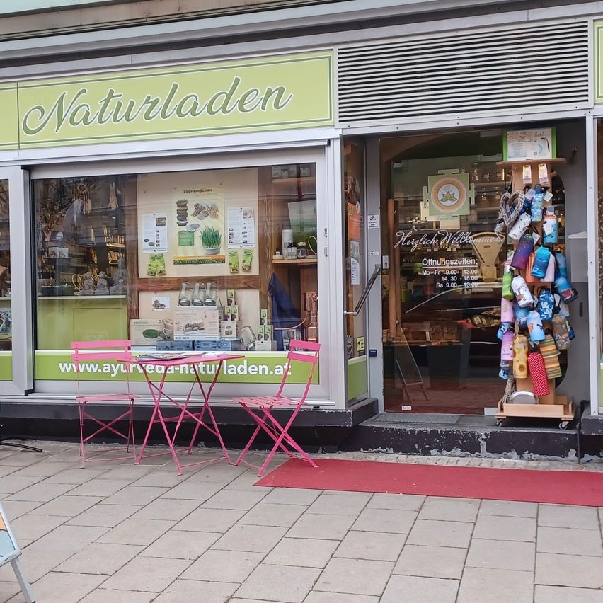 Bild enthält, Shop, Chair, Furniture, Person, Architecture, Building, Plant