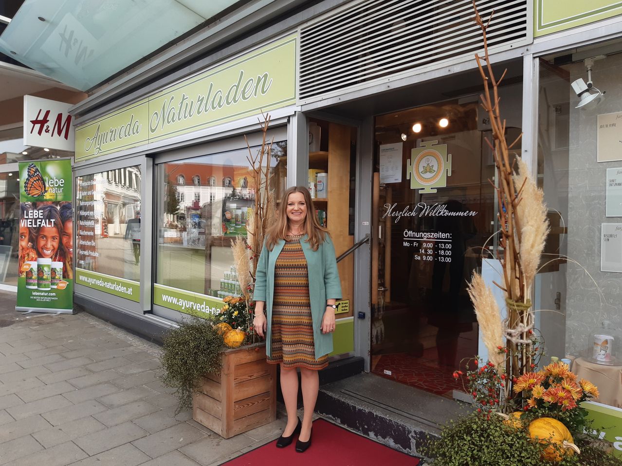 Bild enthält, Flower, Flower Arrangement, Potted Plant, Flower Bouquet, Coat, Building, Adult, Female, Person, Woman