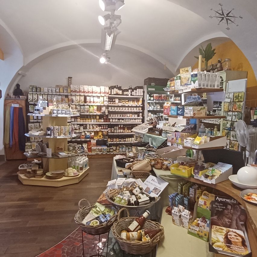 Bild enthält, Shop, Indoors, Shelf, Person, Pen, Market, Grocery Store, Supermarket