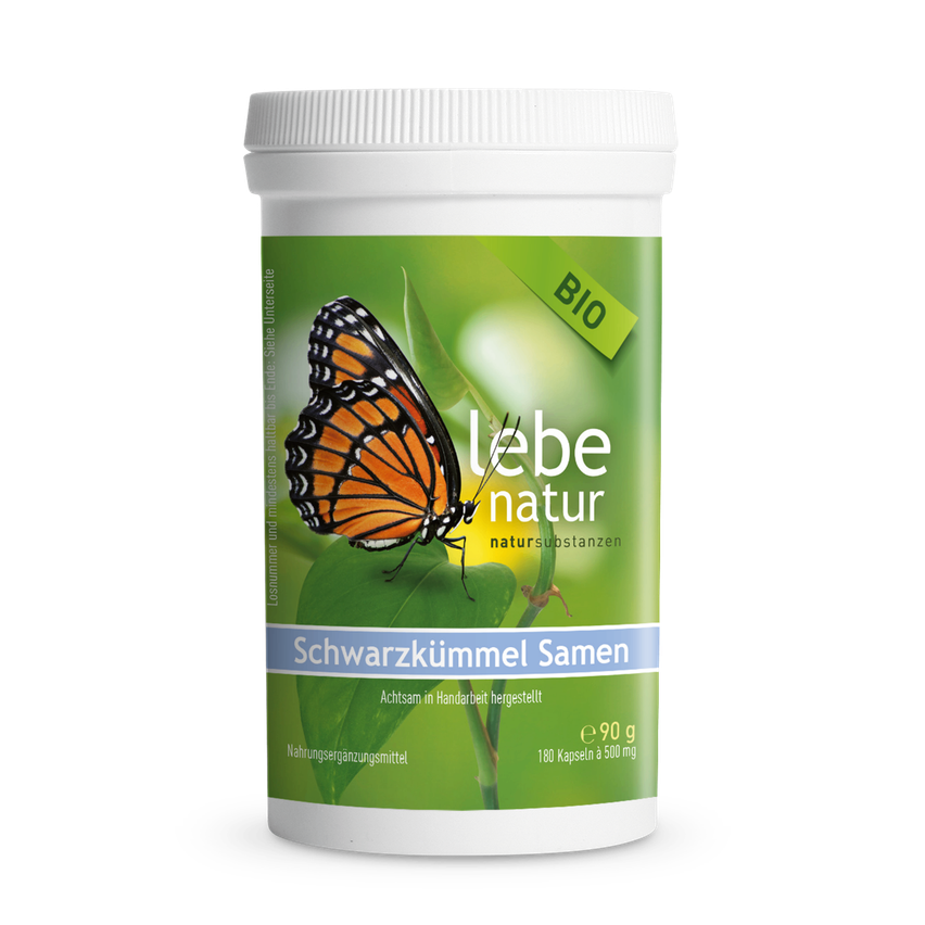 Eine Flasche Schwarzkümmel Samen, ein Produkt mit einem Schmetterling auf dem Etikett, das 180 Kapseln mit einem Gewicht von 90 Gramm enthält. Das Etikett zeigt an, dass es von Hand hergestellt wurde.