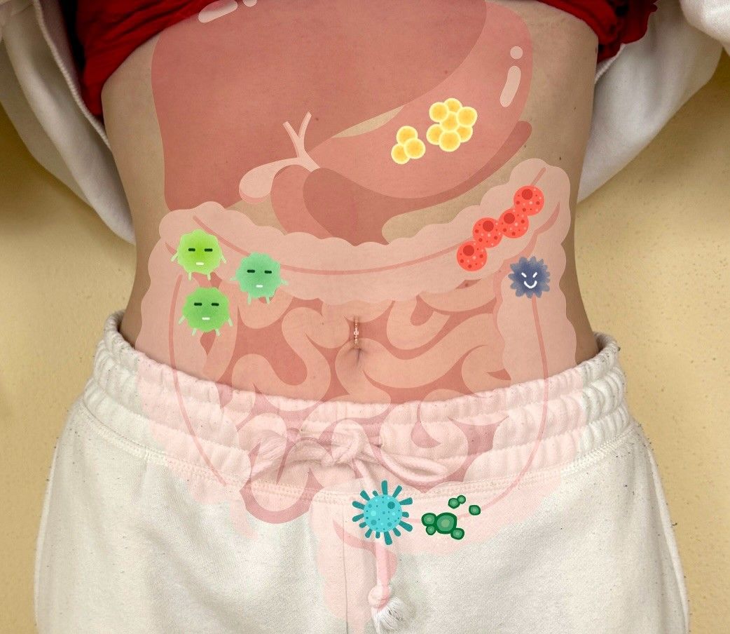 Bild enthält, Person, Skin, Body Part, Hip, Baby, Tattoo, Clothing, Shorts