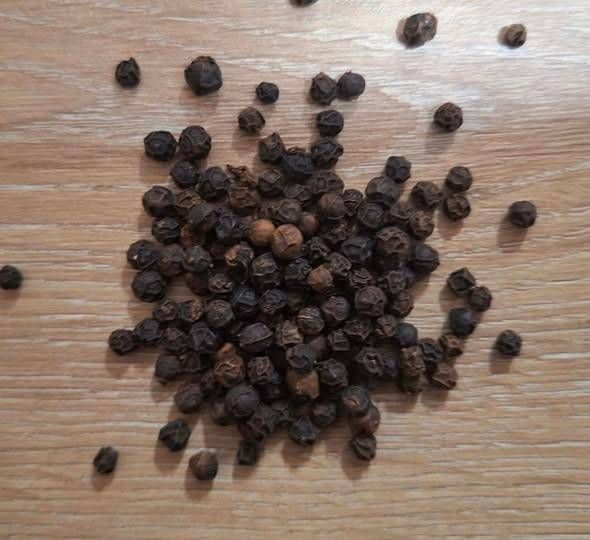 Bild enthält, Food, Pepper, Produce, Vegetable, Ammunition, Grenade, Weapon, Basketball, Basketball (Ball), Sport