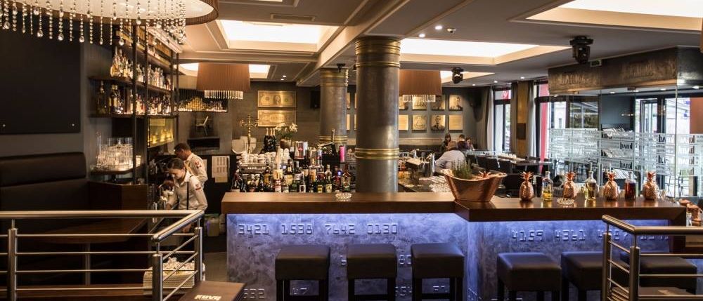 Bild enthält, Bar, Person, Bar Counter, Beverage, Pub, Lamp, Plant, Bottle, Cosmetics, Perfume