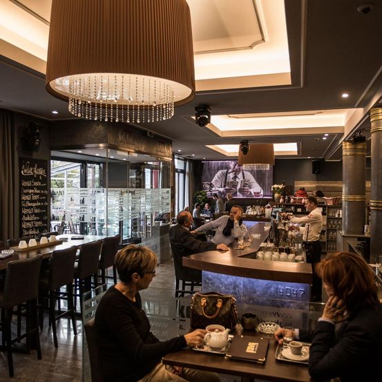 Bild enthält, Indoors, Restaurant, Adult, Female, Person, Woman, Cafe, Male, Man, Cafeteria