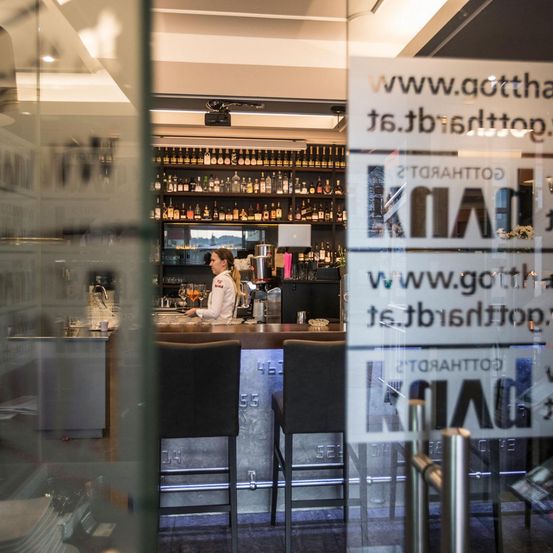 Bild enthält, Person, Bar, Architecture, Building, Clapperboard, Indoors, Restaurant